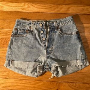 Vintage Levi’s High waisted shorts- size 24